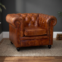 Fauteuil Chesterfield design en cuir, une place, dossier capitonné, accoudoirs roulés, structure en bois massif, pour appartement, hôtel, extérieur