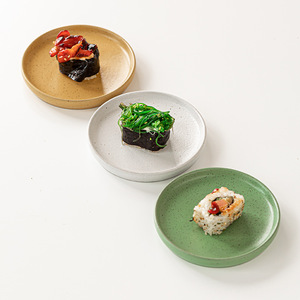 Platos de cerámica redondos hechos a mano estilo Wabi Sabi para servir en fiestas - Product Image 5