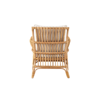 Ce fauteuil en rotin naturel, fabriqué à la main et respectueux de l'environnement, avec des coussins moelleux, est idéal pour les espaces de vie intérieurs et extérieurs.