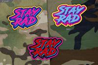 Écusson PVC personnalisé « Stay Rad » en silicone souple à coudre pour vêtements