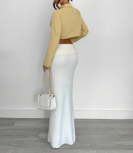 Elegante Giacca Corta da Donna Beige con Risvolto a Tacca e Bottoni Dorati per Ufficio e Casual - Product Image 2