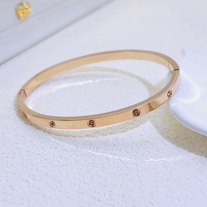 Sang trọng 18K PVD mạ vàng 4mm Thiết kế vòng đeo tay Roman kỹ thuật số tổ ong Zircon đánh bóng thời trang bangles - Product Image 5