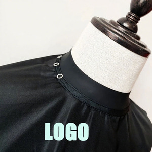Tablier de coiffure en polyester noir avec logo personnalisé, imperméable, réglable, cape de barbier avec col en silicone, <span class=keywords><strong>coiffeur</strong></span> - Product Image 1