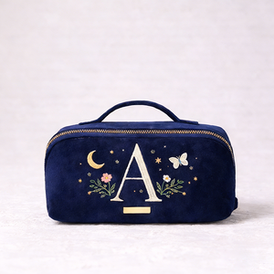 Pochette de toilette pour femmes, trousse à maquillage à ouverture plate, sac cosmétique en velours brodé avec lettres personnalisées - Product Image 1
