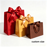 Sacs cadeaux en papier personnalisés écologiques de luxe résistants à l'eau avec impression, gaufrage, laminage et estampage à chaud argenté pour cosmétiques et bijoux