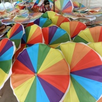 Parasol Arc-en-ciel Libellule en Bambou Sculpté et Tissu, Écologique, Fait Main, Style Amour Naturel, 56 cm