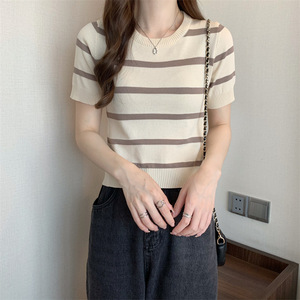 Summer Striped Knitted Short-sleeved T-shirt pour femmes Polyester Niche Slim-fit Design with Fitted Shoulder Top - Product Image 3