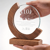 Trophée Rond Personnalisé en Cristal avec Socle en Bois, Plaque en Verre Gravée Écologique pour la Reconnaissance et les Récompenses Corporatives