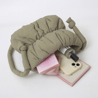 Tendance transfrontalière Automne 2024 : Sac seau matelassé en nylon pour femme, style décontracté, avec fermeture magnétique, sac à bandoulière