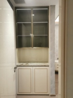 Armoire de chambre principale en verre ivoire haute brillance, style Mid-Century, avec plusieurs portes et poignée encastrée discrète