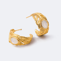 Anting-anting emas wanita grosir model lingkaran C, motif urat daun, ukiran terbuka, cabochon putih, vintage, unik, perhiasan stainless steel