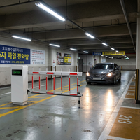Barrière levante intelligente OEM personnalisée, bras de déclenchement automatique anti-écrasement, divers types de bras pour stations de péage et accès commercial
