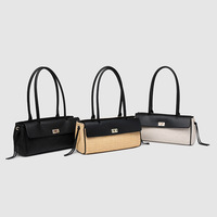 Sac à bandoulière chic et décontracté pour femme, style minimaliste français, en toile de paille matelassée et cuir PU, avec rabat à fermoir rotatif, modèle East West