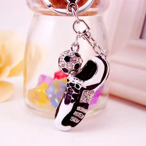 Llaveros de cristal con forma de zapatillas de fútbol y diamantes de imitación para coche, bolso, hebilla, colgante, llavero, cadenas de llaves, regalo deportivo para mujer - Product Image 1