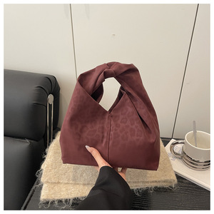 Bolso de mano con estampado de leopardo, versátil y elegante, bolso chic, bolso nube de diseño exclusivo. - Product Image 4