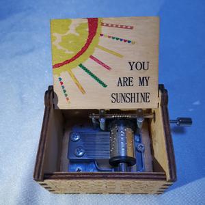 Boîte à musique en bois à manivelle personnalisable 'You Are My Sunshine' Cadeau d'anniversaire pour filles <span class=keywords><strong>et</strong></span> garçons - Product Image 2