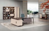 Bureau de bureau moderne, durable, extensible et écologique avec pieds en acier et plateau en bois, doté d'un rangement pour usage commercial.