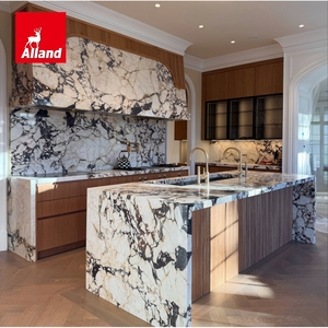 Pannello in impiallacciatura di rovere bianco per mobile da <span class=keywords><strong>cucina</strong></span> con dispensa a tutta altezza, <span class=keywords><strong>ante</strong></span> in vetro, cappa scanalata e isola in pietra a cascata - Product Image 1