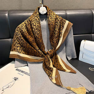 Bufanda con borlas de leopardo europea y americana de nuevo diseño 2026, pañuelo cuadrado de poliéster con estampado de diamantes de imitación para mujer - Product Image 3