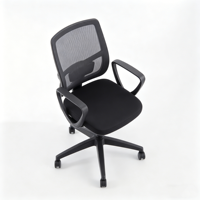 Chaise de bureau exécutive tout noire avec dossier en maille, accoudoirs fixes en plastique, pivotante et inclinable, avec roulettes, pour ordinateur