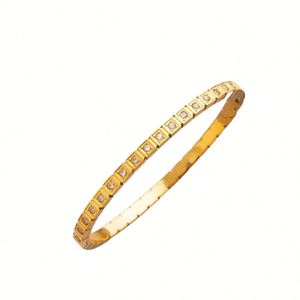 Brazalete de acero inoxidable para mujer, transfronterizo, con diamantes completos, diseño hueco de Joker, moderno, con engaste de bisel de corte ovalado y números romanos. - Product Image 5