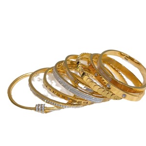 สร้อยข้อมือเหล็กไทเทเนียมสีทองแฟชั่นสำหรับผู้หญิงสร้อยข้อมือคู่ zircon สำหรับเป็นของขวัญ - Product Image 1