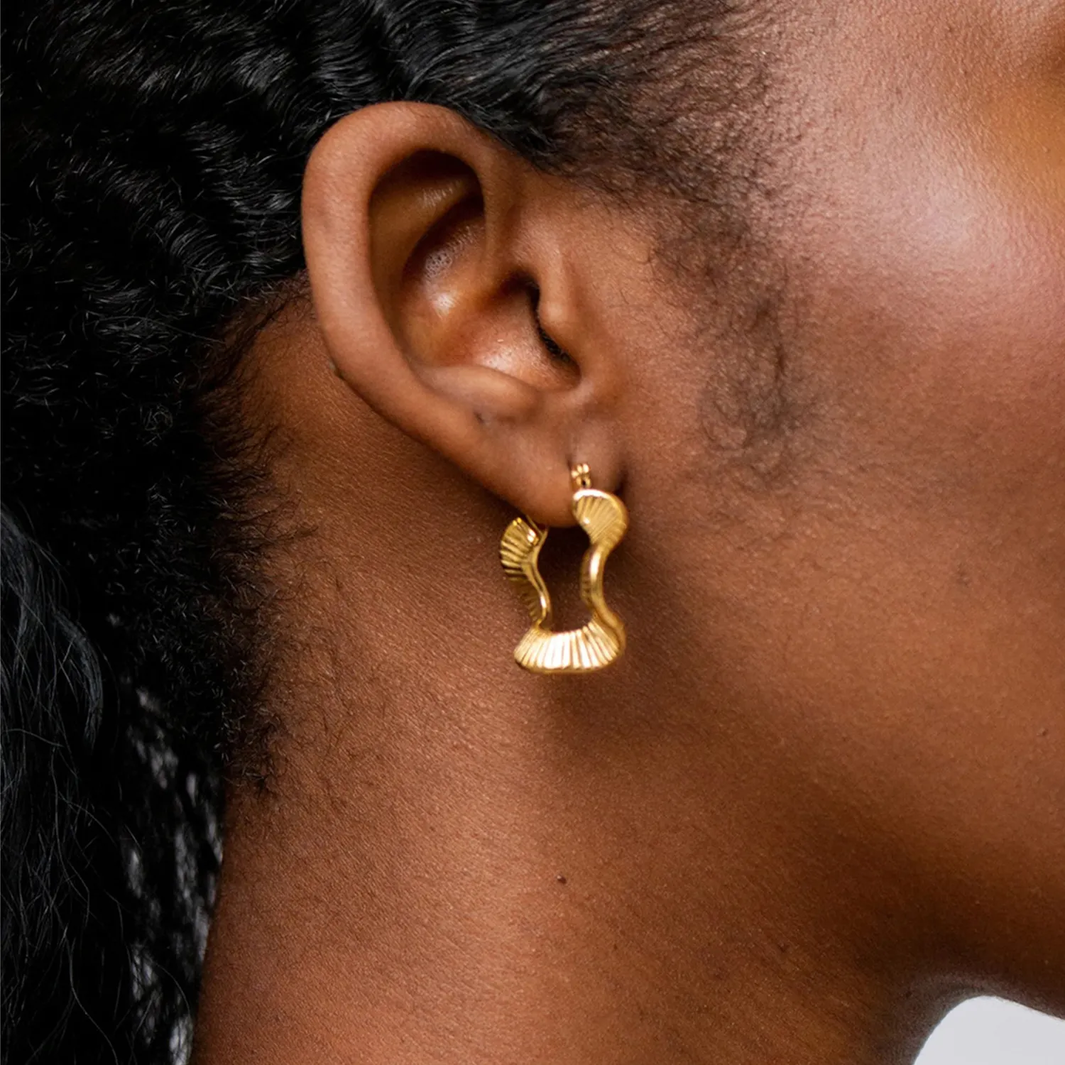 Vintage Stainless Steel Texture Earrings Tarnish Free Jewelry 18K Gold Plated Irregular Wave Hoop Earings Jewelry Women