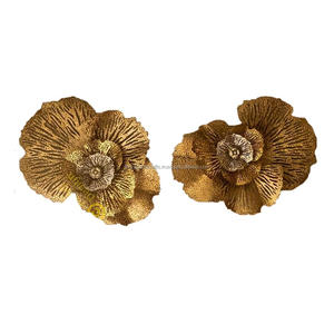 ตกแต่งผนังดอกไม้โลหะทองสามมือ - Product Image 1