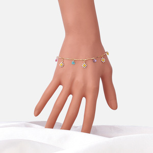 สร้อยคอเดซี่คลาวิเคิลเชนสีทองสำหรับผู้หญิง ดีไซน์เรียบหรู ประดับจี้รูปดอกไม้ เหมาะสำหรับใส่ทุกวัน ผลิตจากเมืองอี้หวู่ รุ่น XL002 - Product Image 3