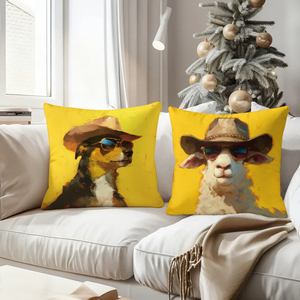 활기찬 노란색 베개 위에 카우보이 모자와 선글라스를 쓴 귀여운 동물들이 아늑하고 축제 분위기 있는 거실 장면을 장식합니다. - Product Image 4