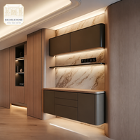 Buffet personnalisé de luxe | Colonne en chêne chaud + armoire en bronze foncé | Revêtement mural en marbre veiné d'or | Éclairage LED | OEM B2B