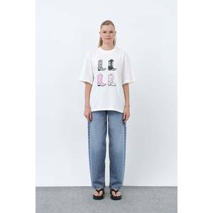 เสื้อยืดทรงพอดีตัวสีเอครูสำหรับผู้หญิง ยี่ห้อ Soul พร้อมลายปักรูปรองเท้าบูทคาวบอย เนื้อผ้านุ่ม สไตล์ลำลอง - Product Image 2