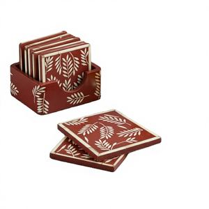 Ensemble de sous-verres carrés de luxe Addy Mehar Global indiens faits à la main, en os blanc et brun foncé, épaisseur 3 mm, écologiques, durables et réutilisables - Product Image 1