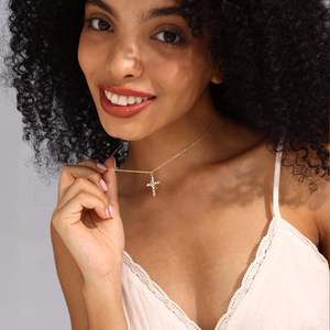 <span class=keywords><strong>Collana</strong></span> <span class=keywords><strong>Girocollo</strong></span> con Ciondolo a Croce e Corona Semplice per Donne, Uomini e Ragazze, Gioiello Trendy ed Elegante per Regalo di Black Friday e Natale - Product Image 2