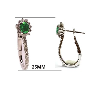 Boucles d'oreilles créoles Huggie Hong Kong KOK en or blanc massif 18 carats, design classique sur mesure, émeraude ovale grande taille sertie griffe, cadeau de mariage - Product Image 2