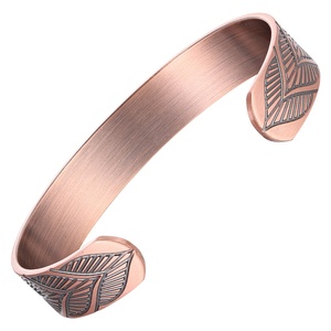 Bracelet magnétique unisexe fait main, croix chrétienne en métal martelé, bijou tendance symbole chrétien, certifié par une tierce partie - Product Image 2