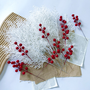 Branches de pin artificielles blanches avec baies rouges 30cm-100cm, lot multi-pièces, décoration de Noël - Product Image 4