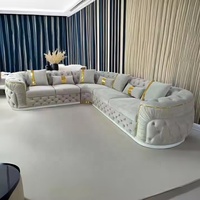 Sofá en Forma de L Tapizado en Tela Chesterfield con Acero Inoxidable Dorado para Sala de Estar, Villa o Casa de Huéspedes