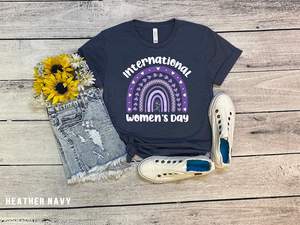 Maglietta per la Giornata Internazionale della Donna, Design Arcobaleno Viola, T-Shirt Casual da Donna, Primavera Estate, 100% Cotone, Collo Tondo, Manica Corta - Product Image 3