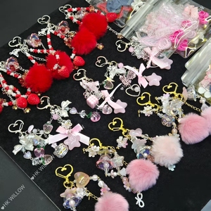 Produit Tendance 2026 : Porte-clés Fraise avec Vêtements, Breloque de Téléphone de Luxe, Accessoires de Téléphone en Gros - Product Image 4