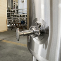 Cuve à bière isolée en acier inoxydable de 800 L pour la clarification, la carbonatation et le stockage de la bière artisanale dans une brasserie artisanale