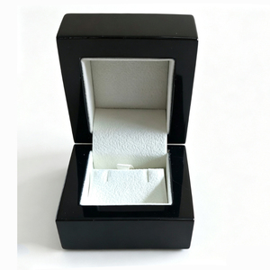 Boîte à bague en bois noir brillant, boîte cadeau pour bijoux avec peinture piano personnalisée pour mariage et fiançailles - Product Image 1