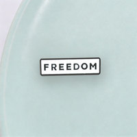 Épinglette en émail minimaliste avec inscription « Freedom » pour veste, sac à dos et tenue décontractée, accessoire de mode et de décoration