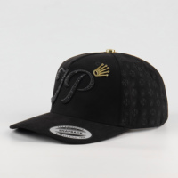 Casquette de baseball 5 panneaux en daim noir de luxe personnalisée en gros avec broderie 3D en strass et épingle couronne dorée