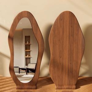 Espejo de Piso Irregular con Marco Ondulado Creativo para Decoración del Hogar Moderno, Espejo de Maquillaje de Alta Definición - Product Image 1