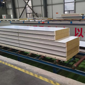 Panneau sandwich en laine de roche en polyuréthane au design moderne pour l'isolation des murs de toit pour les murs extérieurs des entrepôts - Product Image 1