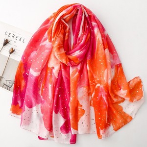 ฮิญาบยาวแฟชั่นใหม่สีทองประกายระยิบระยับสำหรับผู้หญิง ลายดอกไม้พิมพ์ลายสวยงาม ผ้าโพลีเอสเตอร์เนื้อมันวาวอเนกประสงค์สำหรับกิจกรรมกลางแจ้ง - Product Image 2