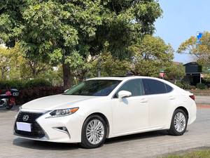 Lexus ES 200, une berline hybride haut de gamme avec un <span class=keywords><strong>espace</strong></span> spacieux et une faible consommation de carburant. - Product Image 1