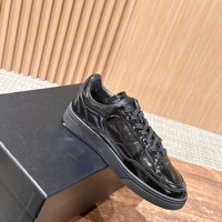 Sneakers en cuir pour femmes de style designer haut de gamme, chaussures décontractées de luxe de haute qualité, disponibles en noir et blanc