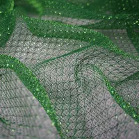 Зеленая блестящая сетчатая ткань с люрексом для праздничного украшения